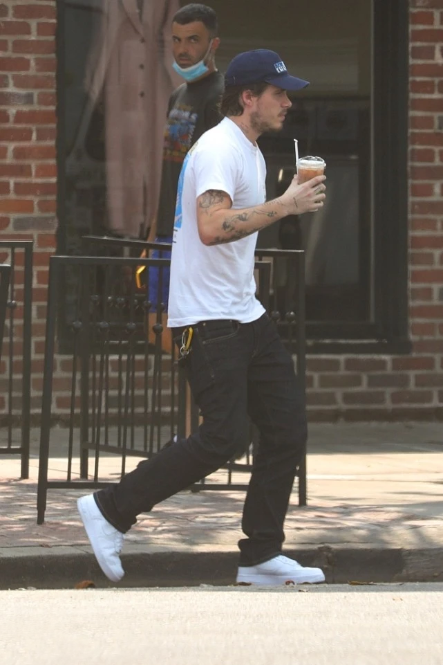 男士穿衣搭配杂志|布鲁克林神似贝克汉姆,白T+牛仔裤很显型男范,但驼背姿势太减分