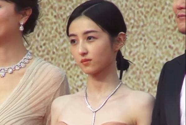 李冰冰|年终红毯:李冰冰熟味逼人,关晓彤总算穿对,倪妮气场大杀四方