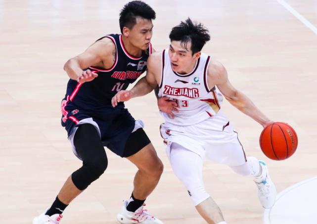 明乐说育儿|CBA再开罚单!赵睿手指裁判员并使用侮辱性语言:被罚5万+停赛1场