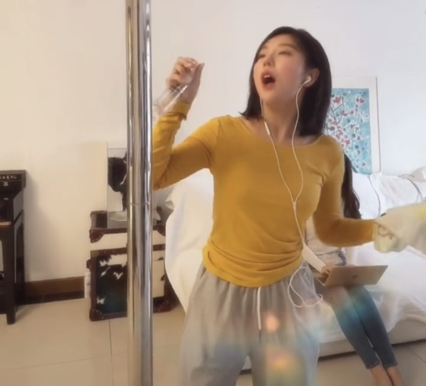 赵奕欢|赵奕欢大扫除不忘擦钢管，唱歌投入遭抵制，网友：日后多穿点