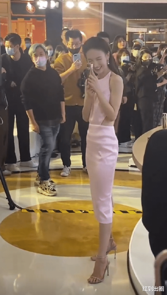 金晨|金晨“纸片人”身材引发热议！生图被拍瘦成一块平板，网友直呼太吓人