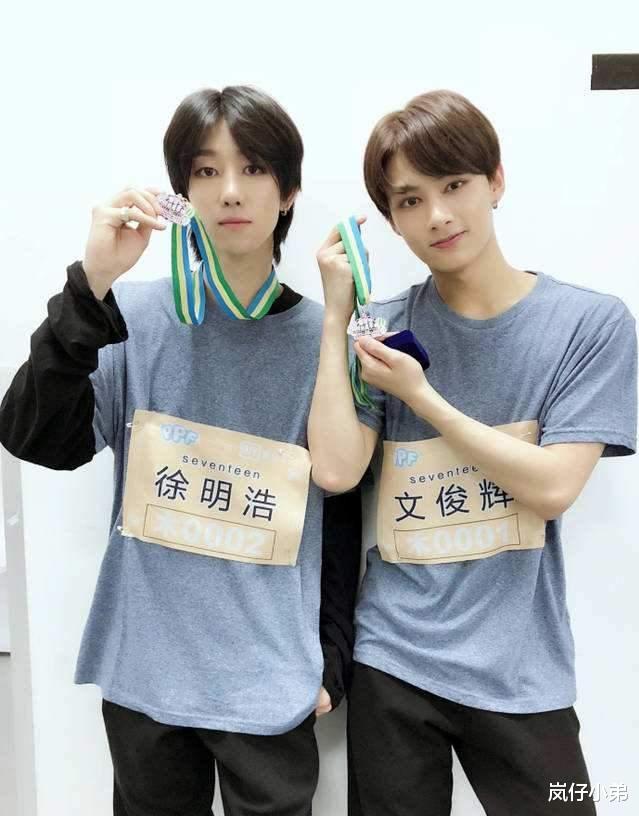 王怡人|韩国组合的中国成员不接受当地跪拜礼仪，独自站立，无数网友称赞！