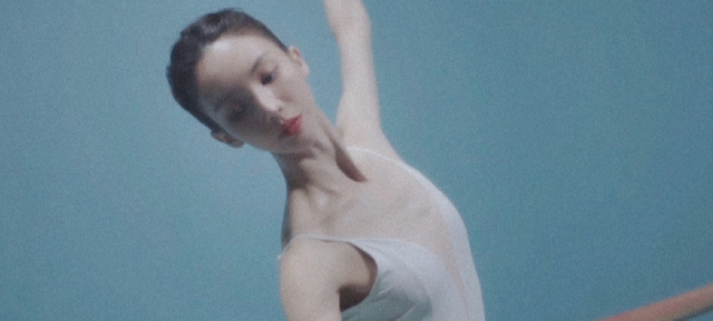 |金晨与李一桐直播互动,意外曝光豪宅内景,装修风格偏向于欧式