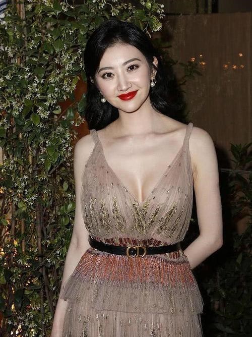 景甜|景甜的身材越来越丰满，穿低胸吊带裙藏不住傲人上围，溢出感十足