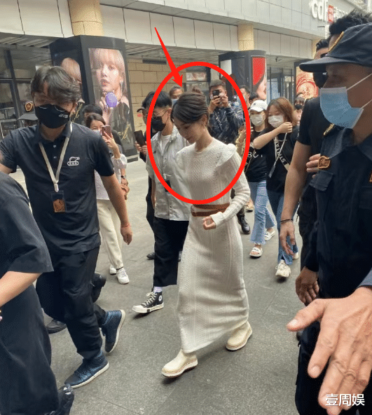 毛晓彤|33岁毛晓彤现身活动捞金，生图太过真实，身高真是一言难尽！