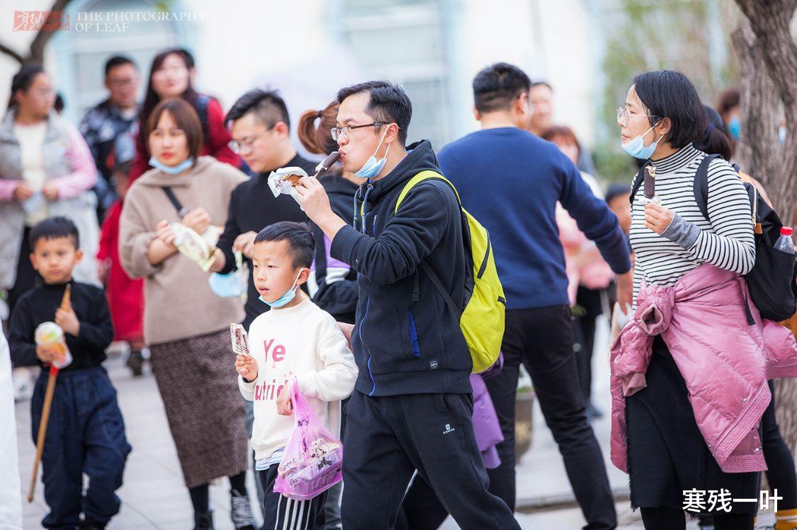 寒残一叶 春节浙江太热了，游客穿着背心逛景区，棒冰冷饮被抢购一空