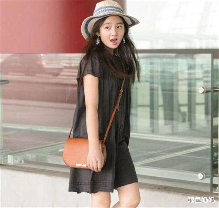 黄忆慈|14岁黄多多“穿白丝袜”引争议，坐地上凹造型，身材不输成年人