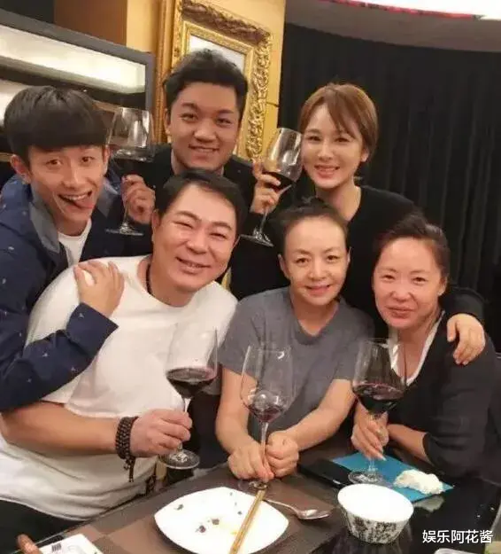 家有儿女|《家有儿女》小雨逆袭了，瘦身成功复出拍戏，变身硬汉帅到不敢认