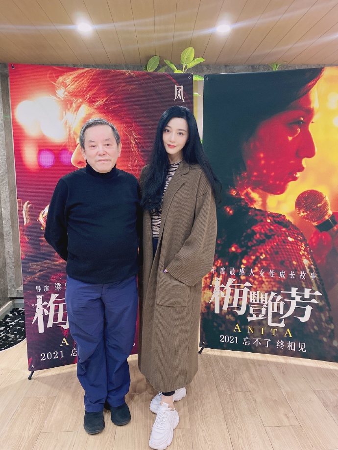 八只爪的猫 有一种时尚叫“大衣＋露脚踝”，也不知道是冷是热，还挺高级的