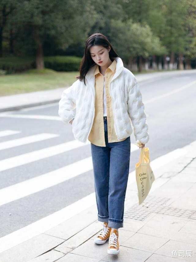 鱼司辰 冬天就要穿得保暖还好看，蓝绿色大衣+白色西装裤，知性又优雅
