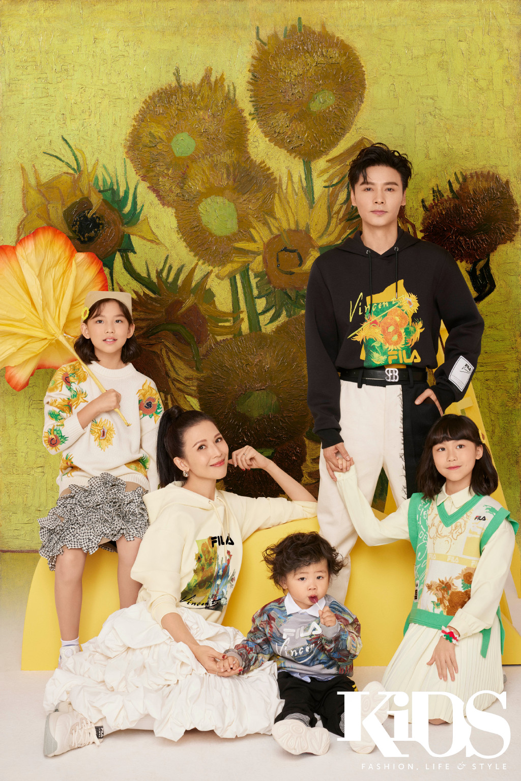 长月烬明|张晋蔡少芬全家拍封面大片，姐弟三人性格迥异，鱼蛋烫卷发超时髦