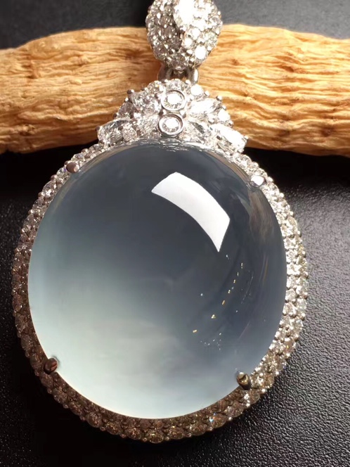 翡翠|“发灰”的翡翠还值不值得留？