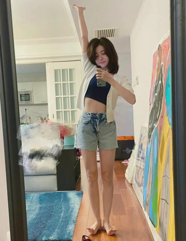 育妈计|梁洁对镜自拍晒美照,穿炫腹装秀小蛮腰,不料生图腿型更抢镜