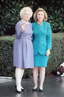 希拉里|希拉里温柔瞬间：28年前和老布什夫人同框气质好，乖乖被她牵着走