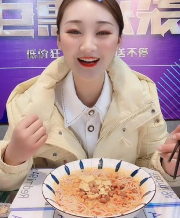 陈亚男|“痴心不改”陈亚男：复出直播获清一色力挺？被大衣哥公司除名