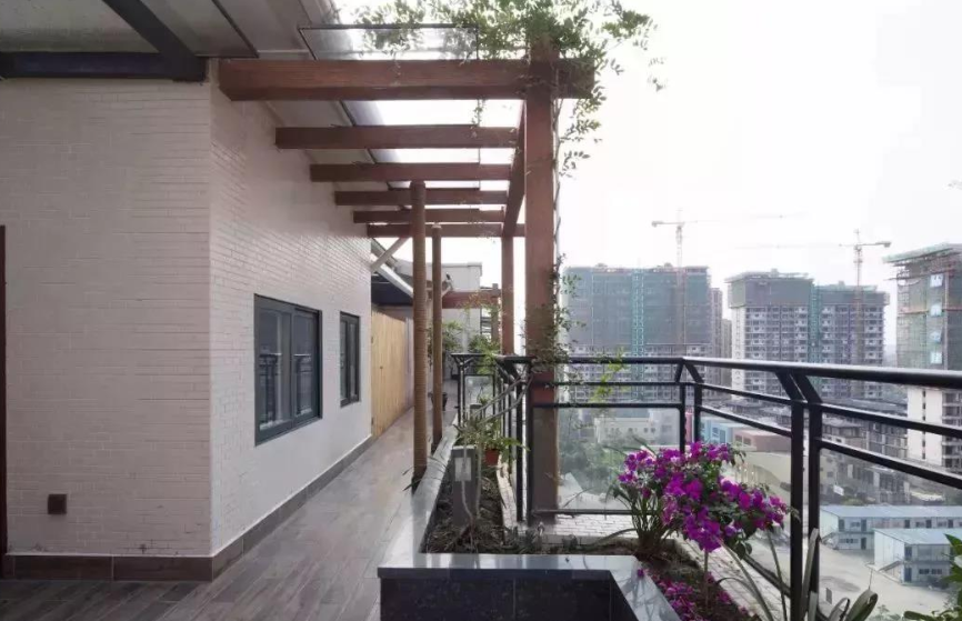 别墅|家人都劝说顶楼不能买，我却选择了顶楼，如今住着比别墅还舒适