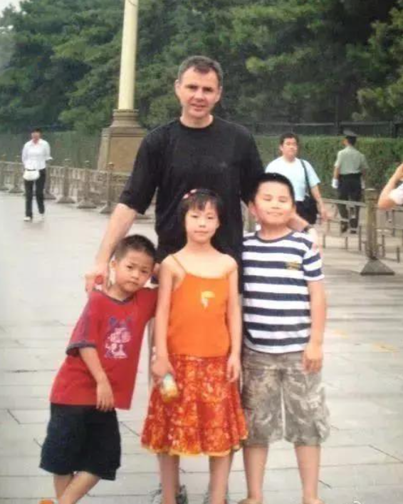 金星|金星与家人聚餐开香槟庆祝，一家人合影搞怪温馨，儿子越来越像妈妈