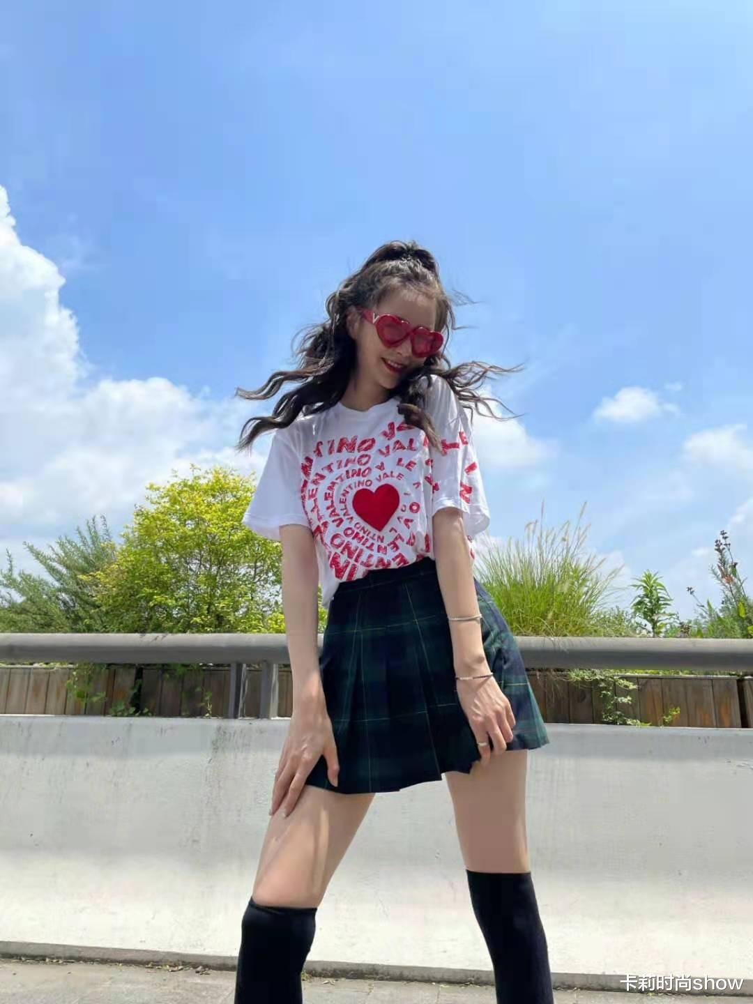 卡莉时尚show|沈梦辰30多了还像小姑娘，打扮洋气时髦，青春靓丽像吃了\＂防腐剂\＂