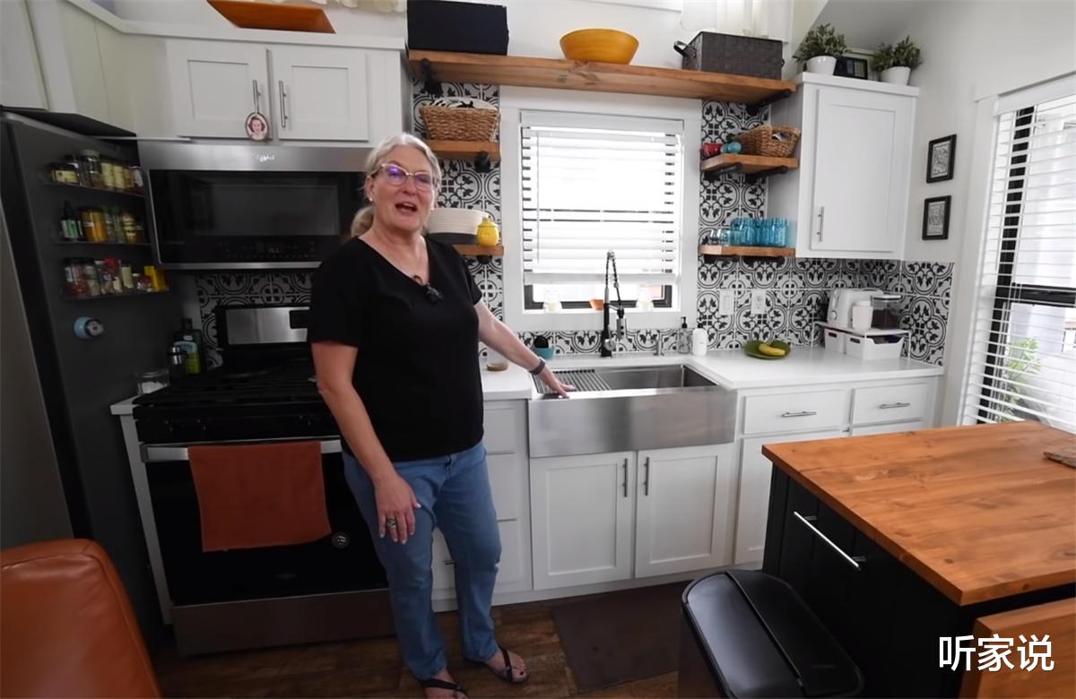 一位65岁奶奶独居37㎡小家：利用4米层高做卧室，蜗居日子转眼1年