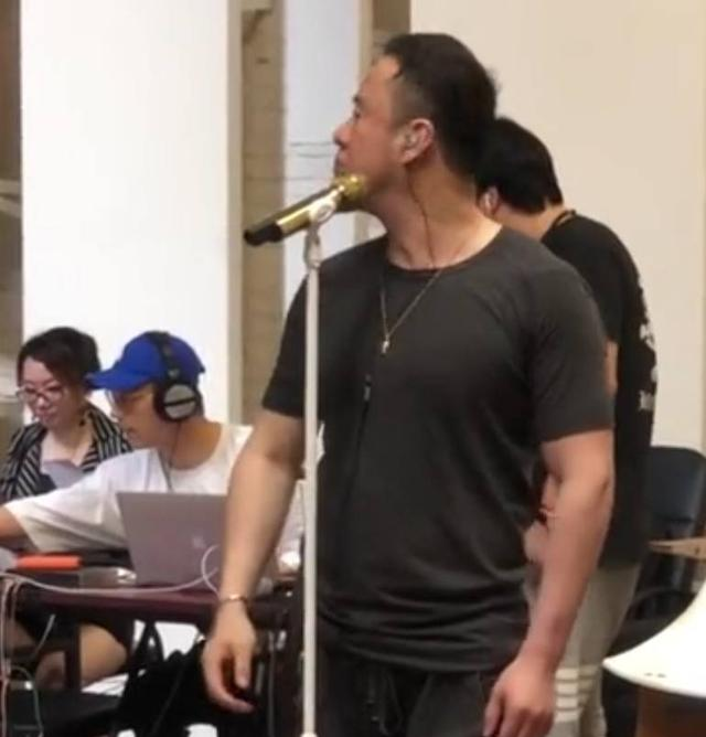 无间|杨坤近况曝光!脖子不停抽动状态不太正常,造型酷似“高明远”
