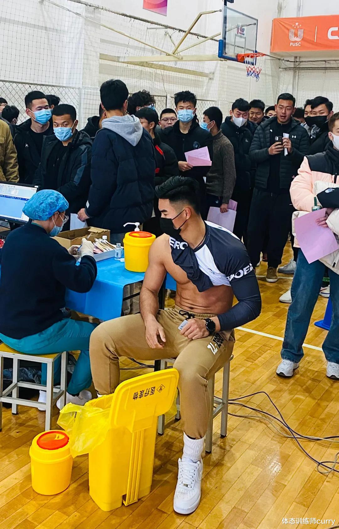 盆腔炎|护士为“肌肉学长”接种新冠疫苗引围观,场面竟一度失控…
