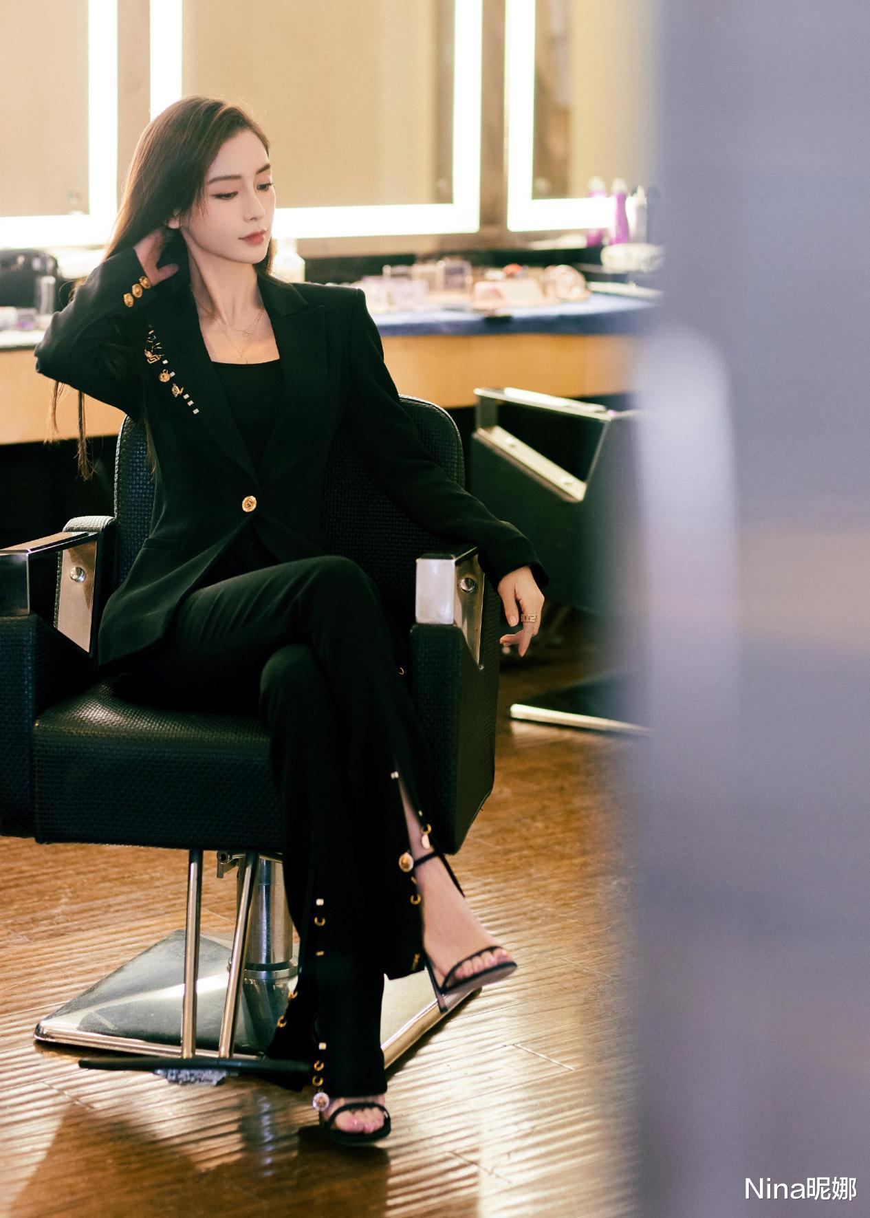 穿衣搭配|黄晓明一家三口终于同框,baby穿学士服合照威震天,儿子随爸秀气