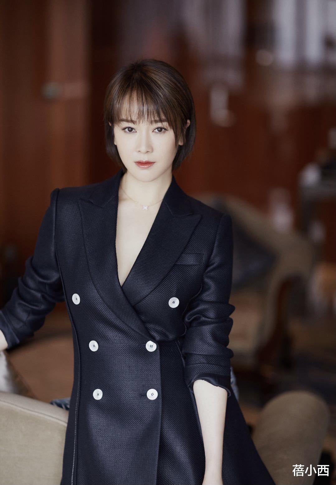 发型|左小青的身材顶呱呱，“真空”穿西装裙配妹妹头，宛如女团尤物