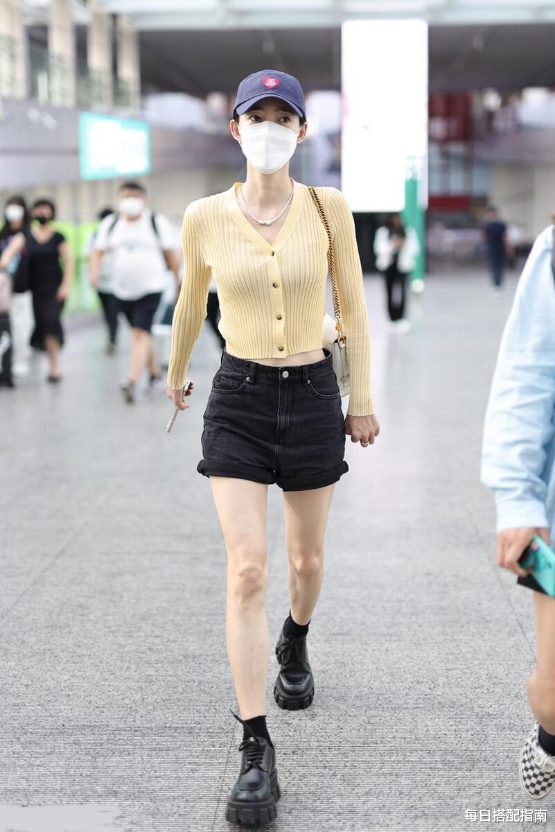 每日搭配指南|36岁王丽坤太会穿了，针织衫配短裤秀“小蛮腰”，气质真的太甜美