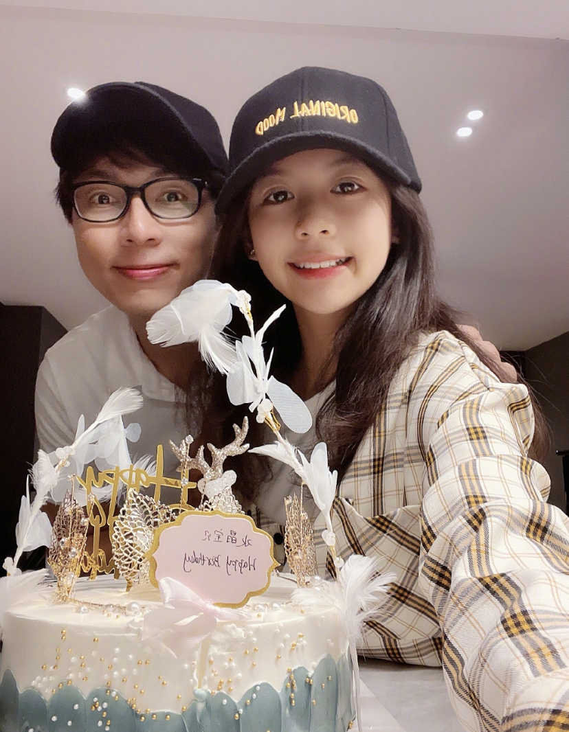 翁虹|翁虹晒全家福为女儿庆生，14岁小水晶长相清纯，和爸爸如复制粘贴