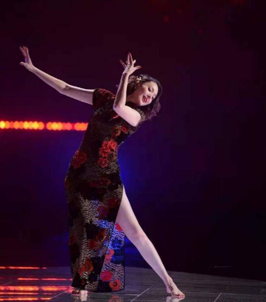 香菜|43岁程莉莎真富态，穿一身丝绒旗袍高贵典雅，就是发型有点老气