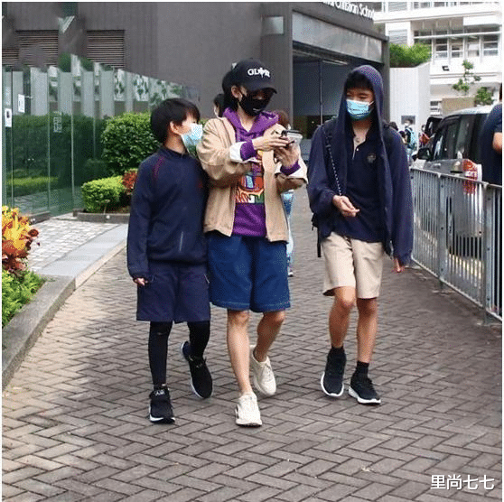 张柏芝|张柏芝罕带仨儿走机场，长子高冷似谢霆锋，幼子正脸曝光太像老二