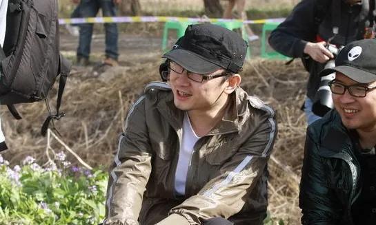 胡蝶|“央视主持”胡蝶，与大12岁名导闪婚，7年生一对儿女