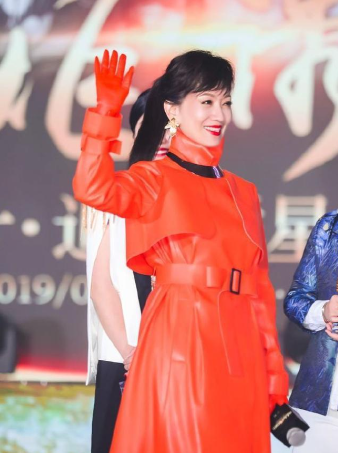 大衣|赵雅芝真让人佩服,穿橙色大衣还扎马尾辫,谁敢说这是67岁奶奶