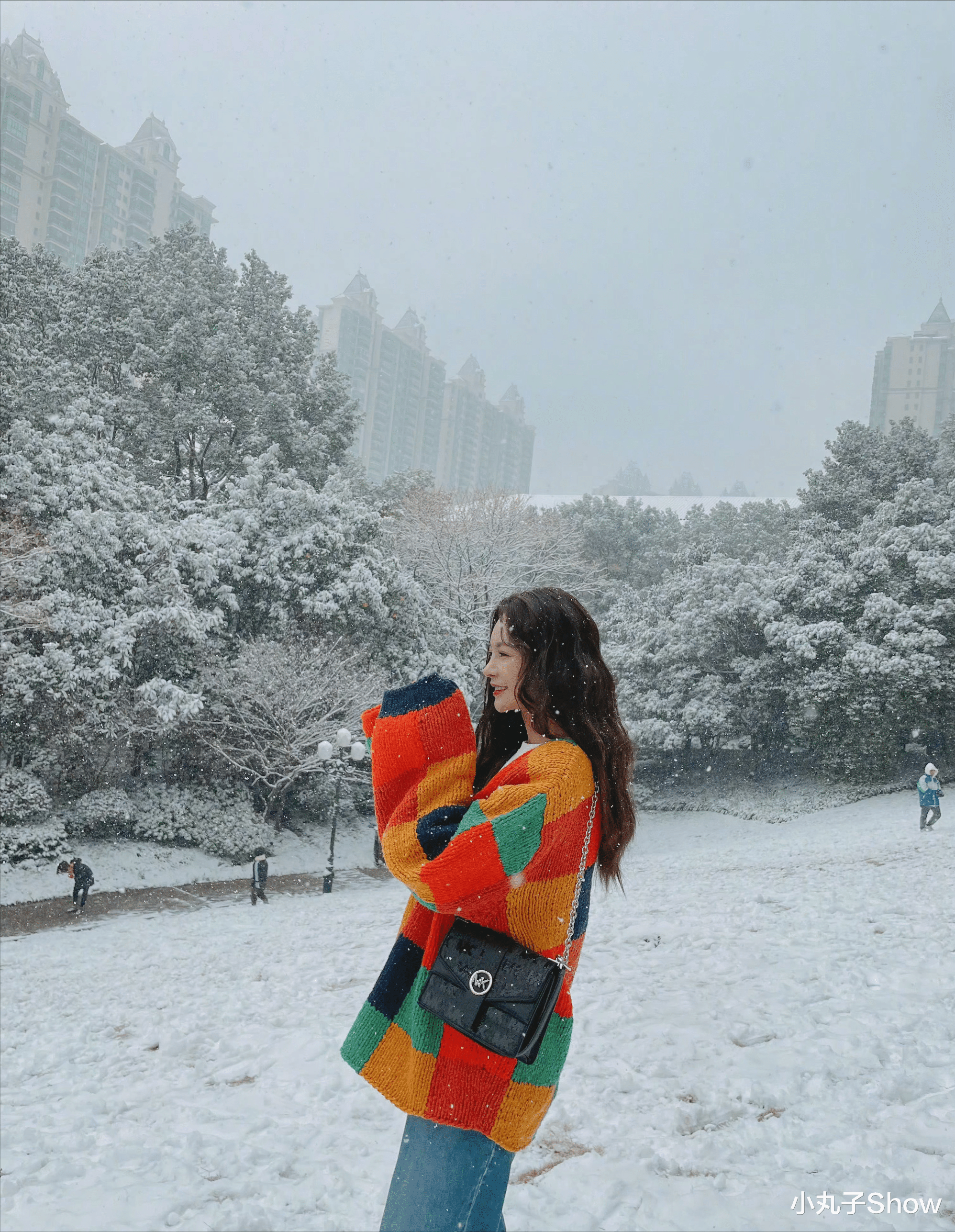 沈梦辰|沈梦辰晒出长沙初雪美照，彩色开衫打扮青春靓丽，白色背景太美好