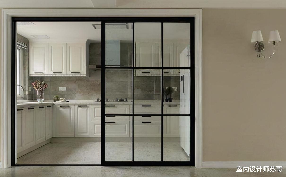 使用油烟机时，要不要关闭门窗？很多人做错了，难怪厨房烟味大