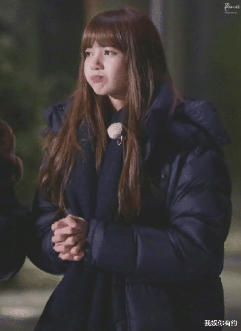 lisa|Lisa痊愈后正式复工，自信面对镜头，解锁锁骨“新”造型！