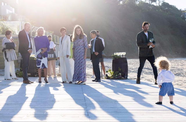 医院 英第一夫人二胎女儿首次亮相!不是“金毛”发型,黑发不像鲍里斯