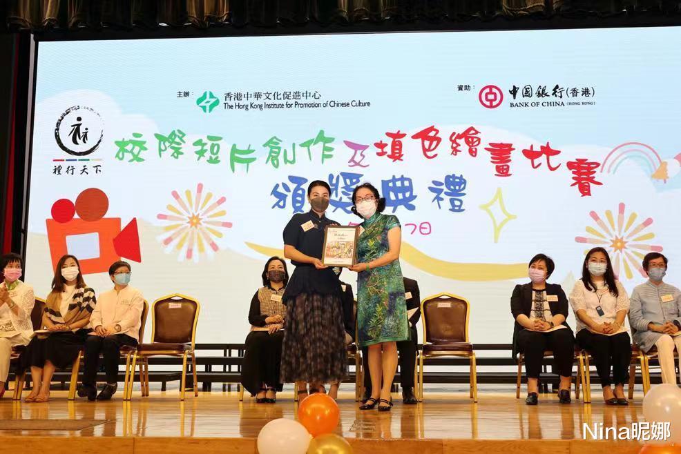 Nina昵娜|郭晶晶夫妇合体过中秋，穿白衣黑裙挽老公做回小女人，天然的头骨抢镜