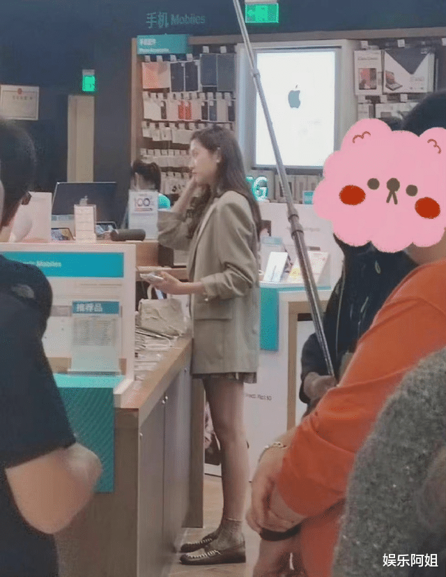 关晓彤|关晓彤新戏生图太惊艳！造型霸气好御姐，严寒天气露美腿实力敬业