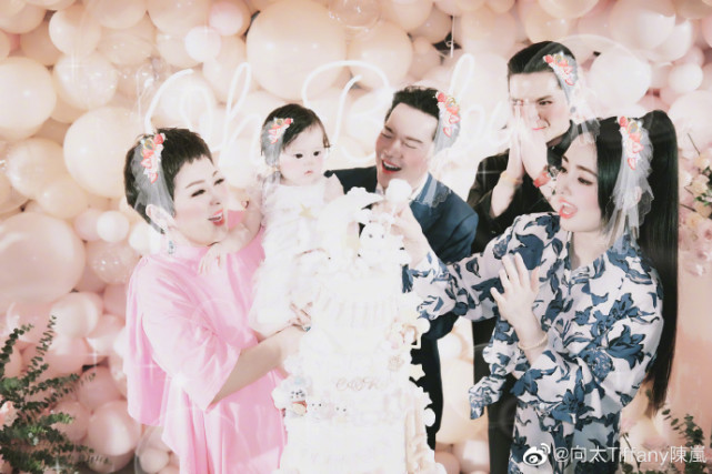 郭碧婷|向华强一家四口现身看秀！向太瘦了不少，向佐紧牵郭碧婷超甜