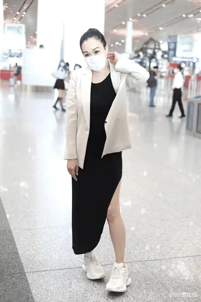 时尚美妆妞 51岁钟丽缇真没“大妈”样，穿高开叉连衣裙配西装，时髦又洋气