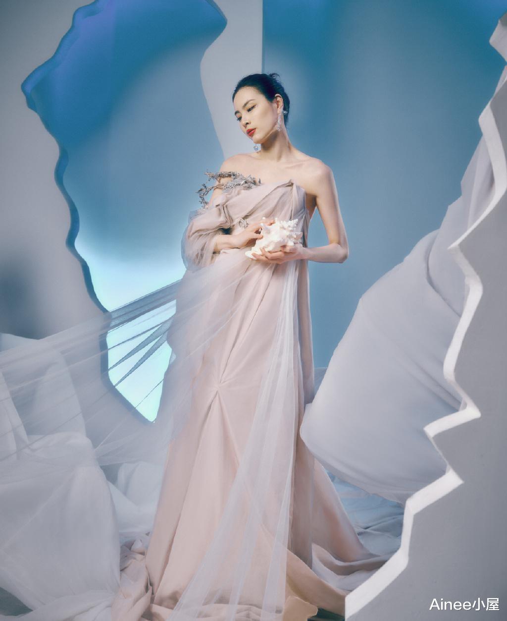 Ainee小屋|吴敏霞年龄越大反而越美了， 短背心配牛仔长裙，好似“美人鱼”