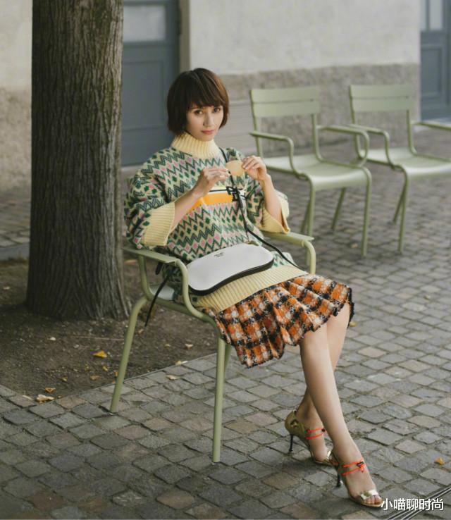 宝泰隆|她才是《流金岁月》的最大惊喜，穿衣简单不复杂，气质不输年龄