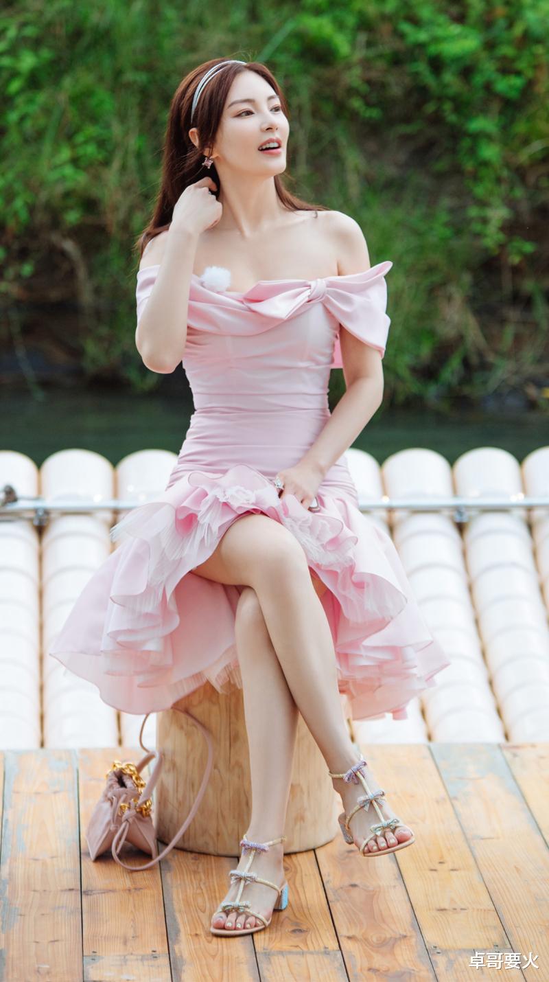 秦海璐|张雨绮一副“总裁”的架子，一袭深V抹胸造型，不俗反倒很吸睛