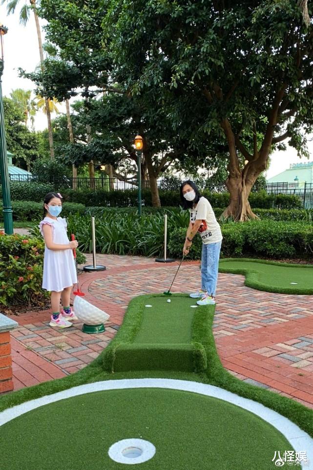 朱茵|朱茵带女儿游迪士尼，8岁莺莺扮公主，眉眼与爸爸黄贯中一模一样