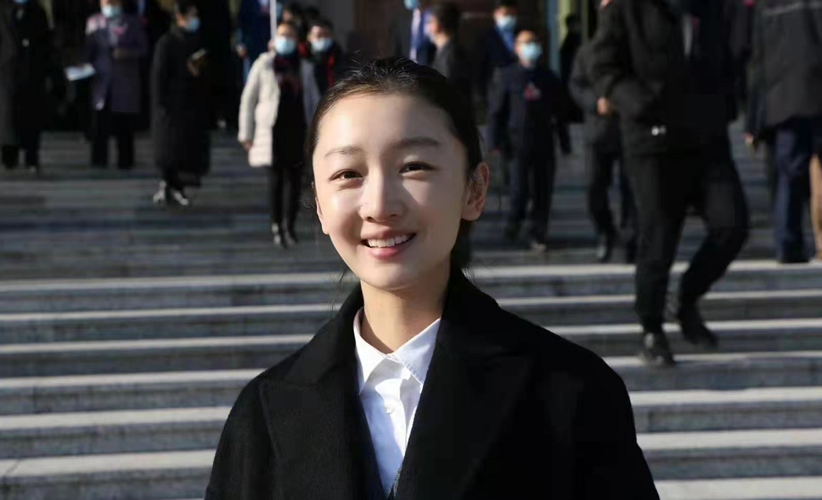 周冬雨|周冬雨成娱乐圈团宠！穿黑大衣出席会议合影站C位，气场全开超牛