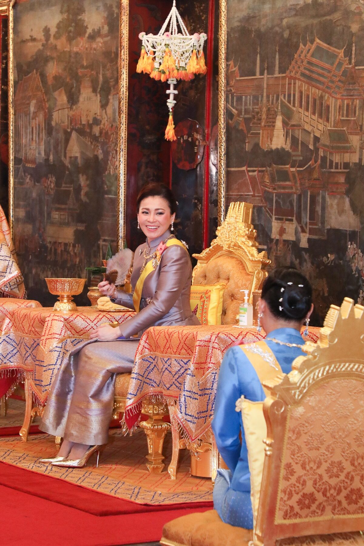 全球时尚风行 苏提达挑起大梁了!摇着牡丹折扇母仪天下,热得满头大汗衣服湿透