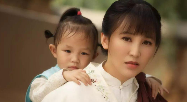 岳丽娜|19岁与导演私奔，裸婚在地下室连生3胎，今丈夫用7部剧将她捧红