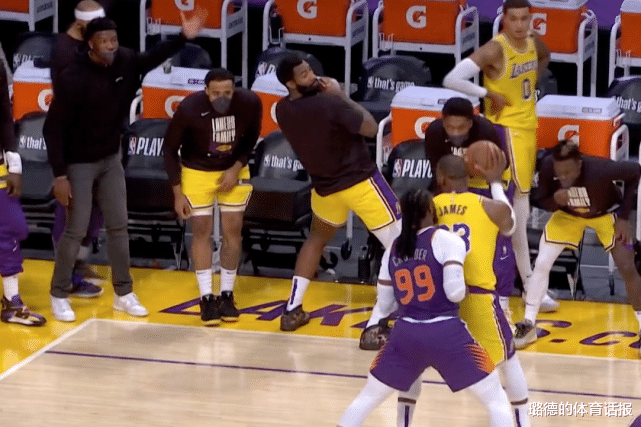 湖人队|20分钟6分11板！庄神模仿詹皇背打有模有样，加盟湖人太正确