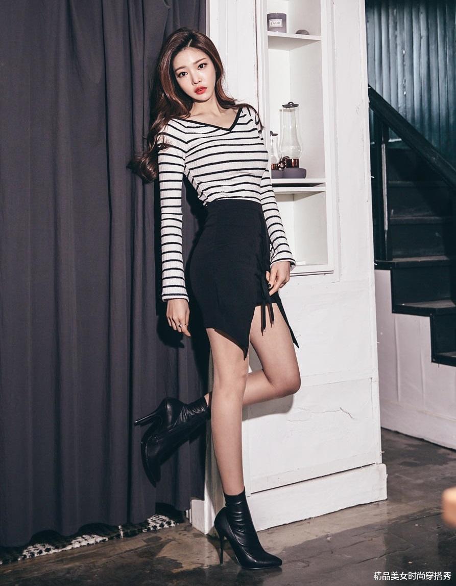 短裙|条纹的衬衫上衣，下搭一条黑色的高腰短裙，知性又不失职场的干练